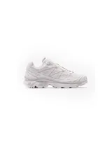 Championes Salomon modelo XT-6, color blanco con detalles sutiles en gris y acentos multicolor en el sistema de cordones. Diseñados para rendimiento y estilo urbano, cuentan con chasis ACS para estabilidad, entresuela EnergyCell para amortiguación y plantilla OrthoLite para mayor comodidad.