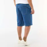 Bermuda de jean color azul, confeccionada en denim, con cintura elástica ajustable mediante cordón en contraste y bolsillos laterales.