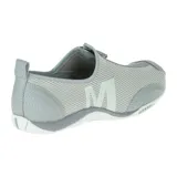 Slip on Merrell modelo Barrado color gris, confeccionado en malla técnica y cuero. Presenta cierre frontal con cremallera, suela de goma con tracción y logo de la marca en el lateral y la suela.