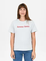 Remera de algodón color celeste con estampa frontal circular que incluye texto y diseño floral.