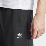 Short Adidas Essentials Trifolio negro de felpa francesa con logo bordado en blanco.