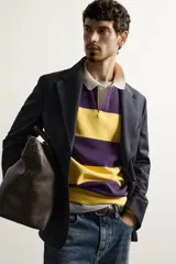 Blazer regular fit de lana azul marino con diseño de rayas sutiles, cuello con solapas de muesca, cierre frontal con botones y bolsillos de parche en la cadera.