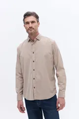 Camisa de pana de algodón con cuello clásico, cierre frontal de botones y mangas largas. Presenta un diseño de corte regular con textura suave y acabado mate.