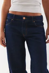 Pantalón de jean corte wide leg color marrón oscuro, con tiro medio y cierre frontal con botón metálico.