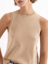 Musculosa negra de algodón Pima, con escote redondo y calce relajado.