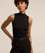 Musculosa roja de punto con cuello alto y tirantes anchos.