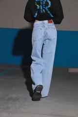 Pantalón de jean celeste con lavado ice, corte oversize y tiro medio alto.