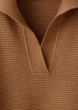 Sweater de punto marrón de manga larga, con cuello polo y solapas amplias.