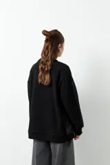 Buzo de polar con estampado animal print y mangas largas de nylon negro.