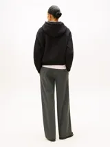Buzo con capucha y cordón ajustable de Tommy Hilfiger, color negro, de corte amplio y hombros caídos con el logo de la marca bordado en el pecho.