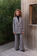 Blazer cruzado de viscosa con estampado de cuadros en tonos grises, blancos y rojos, solapas de muesca, bolsillos con solapa y cierre de botones delanteros.