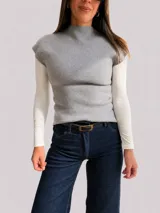 Suéter sin mangas de tejido de punto con cuello medio alto y diseño tipo chaleco. Presenta un calce cómodo y una textura suave.
