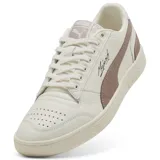 Championes Puma Majesty de estilo urbano, color beige con detalles en rosa viejo. Presentan el logo de la marca en el lateral y la palabra Majesty en cursiva.