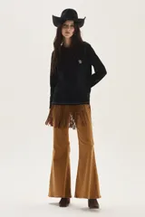 Remera de algodón de corte recto, con cuello a la base y mangas largas. Presenta costuras con pespuntes a contratono y un pequeño bordado en el pecho.