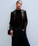 Jeans de denim azul oscuro con corte wide leg, tiro medio y botamanga ancha.
