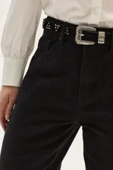 Jean recto tiro medio color negro con textura sutil de animal print.