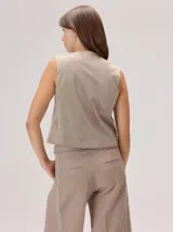 Chaleco sastrero de terciopelo con cierre frontal, diseño sin mangas y corte recto.