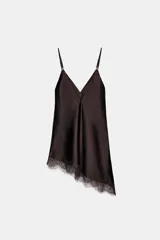 Top lencero de tejido satinado color marrón oscuro, con escote en V y tirantes finos ajustables. El bajo es asimétrico y está adornado con encaje a tono.
