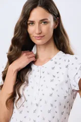 Blusa manga corta de color blanco con estampado de pequeñas hojas oscuras, cuello redondo, cierre frontal parcial con botones y mangas con volados.