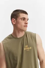 Musculosa oversize de algodón color verde militar, con sisas amplias y estampa tipográfica grande en la espalda.