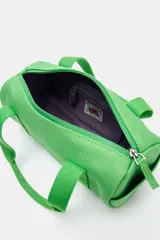 Bolso tipo mini bowling Fruit of the Loom x Zara en color verde, con formato cilíndrico, doble asa de mano, bolsillos exteriores laterales y cierre de cremallera.