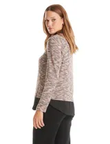 Buzo de tejido fino con efecto melange en tonos tierra, que incorpora cuello y ruedo inferior en tela tipo gasa negra, simulando una camisa debajo. Posee mangas largas y un diseño de corte recto.