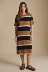 Vestido midi de tejido de punto con diseño de rayas horizontales en tonos marrón, negro y beige. Presenta cuello redondo, mangas cortas y un corte holgado y fluido.