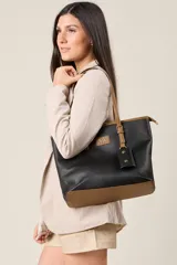 Cartera tote color rosa pálido de ecocuero texturado con detalles en tono camel. Tiene doble asa de hombro, logo de la marca grabado en el frente, llavero colgante y múltiples compartimentos interiores.