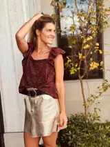 Top de terciopelo color borgoña con detalles dorados, escote cuadrado, breteles finos y volados en los hombros.