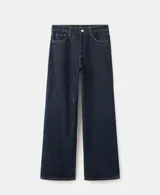 Jeans tiro medio de corte recto, color azul oscuro, con bolsillos laterales y traseros, costuras en contraste y cierre frontal con botón y cremallera.
