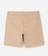 Bermuda masculina de sarga color beige con corte recto, bolsillos funcionales y trabillas para cinturón.