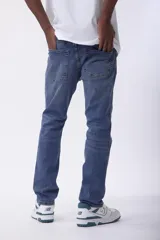 Pantalón de jean azul de corte recto.