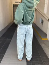 Pantalón de jean celeste con lavado ácido, corte amplio y tiro alto.