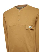 Buzo color ocre de algodón orgánico, con cuello redondo y abertura parcial con broches. Tiene un bolsillo tipo parche en el pecho con etiqueta RKF con paisaje bordado.