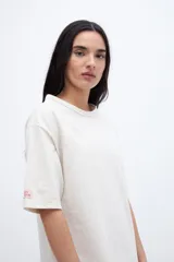 Vestido corto con mangas 3/4 holgadas y tela jersey rayada.