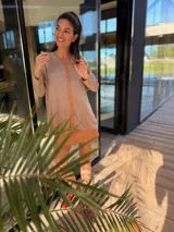 Sweater de tejido fino de viscoza color verde agua, con una tira vertical de cuero ovino en el centro.