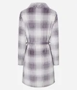 Bata de baño de corte regular confeccionada en tejido fleece suave y cálido. Presenta un diseño estampado a cuadros en tonos lila y blanco, con cuello solapa, cierre frontal mediante lazo ajustable a la cintura, mangas largas y bolsillos laterales.