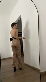 Body negro de encaje floral y microtul, con escote halter y espalda descubierta.