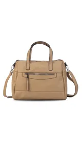 Cartera de mano y hombro color beige, de material símil cuero, con forma estructurada y redondeada. Posee dos asas cortas superiores y una correa larga ajustable y desmontable. Cuenta con un bolsillo exterior con cierre en la parte frontal.