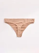 Colaless blanca de tejido liso, sin costuras (seamless), con corte bajo y tiro bajo.