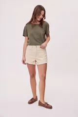 Short de denim negro de tiro alto, con diseño clásico de cinco bolsillos, cierre frontal con botón y ruedo desflecado.