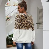 Campera tipo polar con cierre frontal, diseño combinado con estampado animal print en la parte superior y tejido de peluche blanco en la parte inferior. Cuenta con capucha con cordones ajustables y dos bolsillos frontales.