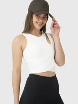 Top deportivo corto de color blanco, sin mangas, con diseño cruzado en el frente y una pequeña abertura asimétrica en uno de los hombros.