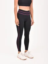 Calza deportiva negra con detalles de líneas finas en color fucsia en la cintura y los laterales.