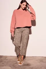 Sweater de manga larga color azul oscuro o negro lavado, con cuello redondo alto y calce oversize. Presenta puños y ruedo ajustados.