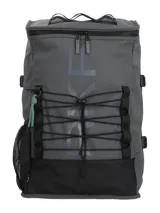 Mochila gris RKF fabricada en poliéster reciclado repelente al agua, con múltiples compartimentos, bolsillos laterales de red, cordón elástico frontal y llavero mosquetón.