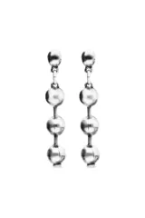 Pendientes largos colgantes de aleación de metales bañados en plata de ley, compuestos por una serie de cuatro esferas metálicas unidas por pequeños eslabones.