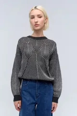 Sweater tejido color gris claro con lurex, cuello redondo y diseño calado.