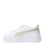 Championes de plataforma Puma modelo Karmen II Idol Metallic, color blanco con detalles en dorado brillante en el logo y la franja lateral. Presentan suela gruesa dentada y cierre con cordones.