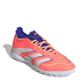 Championes de fútbol Adidas Predator League TF, color naranja con detalles en azul y blanco. Diseñados para césped artificial, cuentan con tecnología Hybridfeel en la parte superior para un mejor control del balón y suela con tapones de goma para mayor tracción.